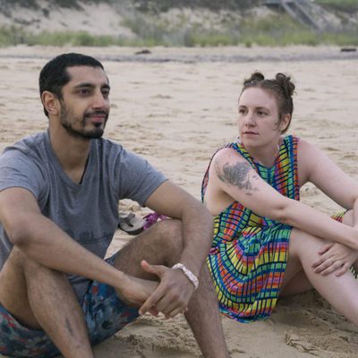 Hannah (Lena Dunham) sentada en la playa en la sexta temporada de 'Girls'