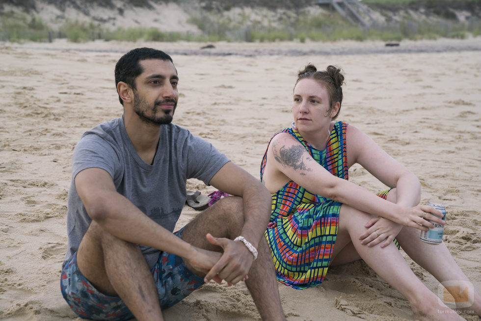 Hannah (Lena Dunham) sentada en la playa en la sexta temporada de 'Girls'