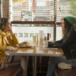 Hannah y Shoshanna (Lena Dunham y Zosia Mamet), en la sexta temporada de 'Girls'