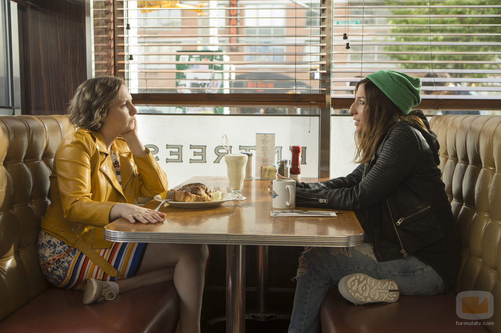 Hannah y Shoshanna (Lena Dunham y Zosia Mamet), en la sexta temporada de 'Girls'