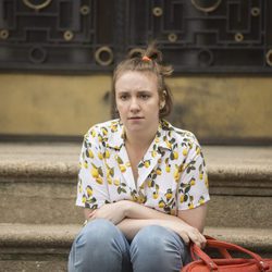 Hannah (Lena Duhnam), sentada en la calle en la sexta temporada de 'Girls'