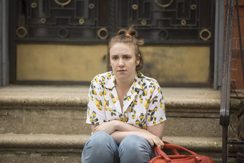 Hannah (Lena Duhnam), sentada en la calle en la sexta temporada de 'Girls'