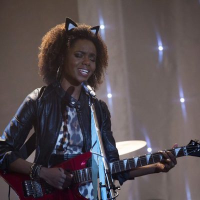 Ashleigh Murray, guitarra en mano, es Josie McCoy en 'Riverdale'