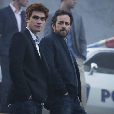 K.J. Apa y Luke Perry son Archie y Fred Andrews en 'Riverdale'