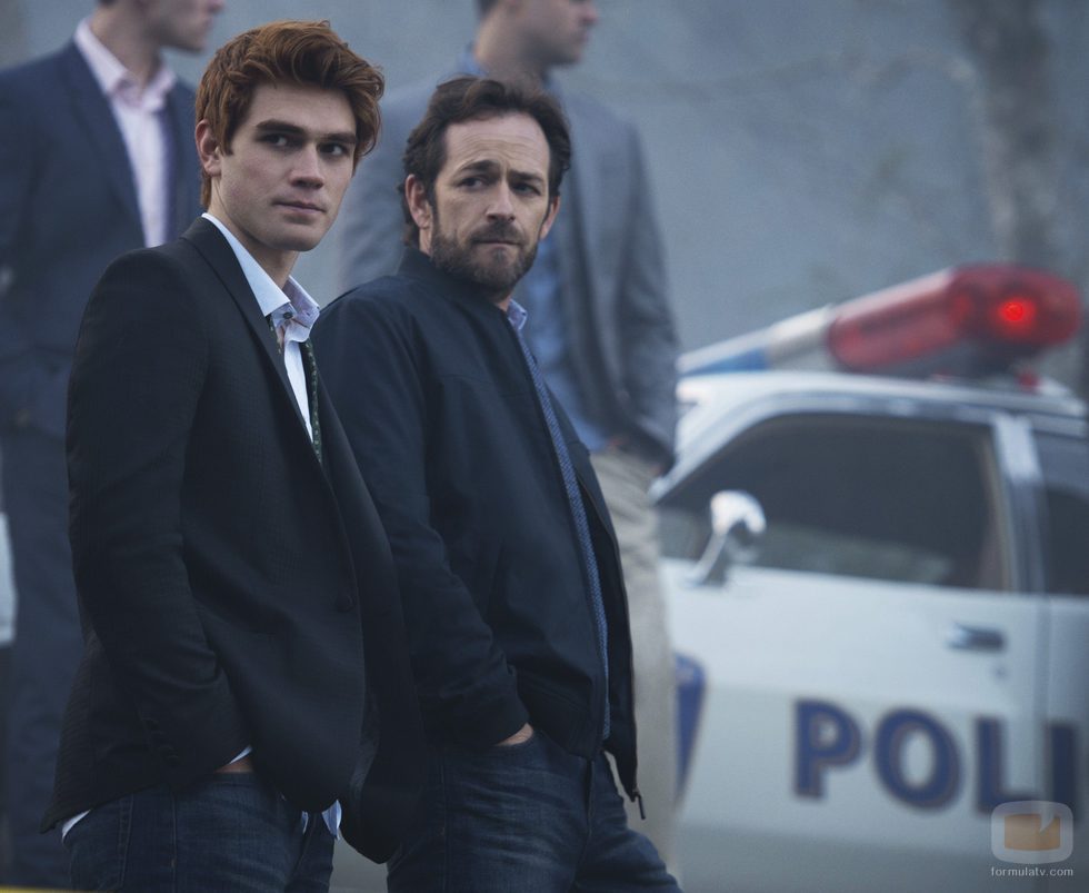 K.J. Apa y Luke Perry  son Archie y Fred Andrews en 'Riverdale'