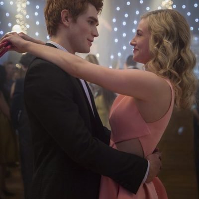 K.J. Apa bailando junto a Lili Reinhart en 'Riverdale