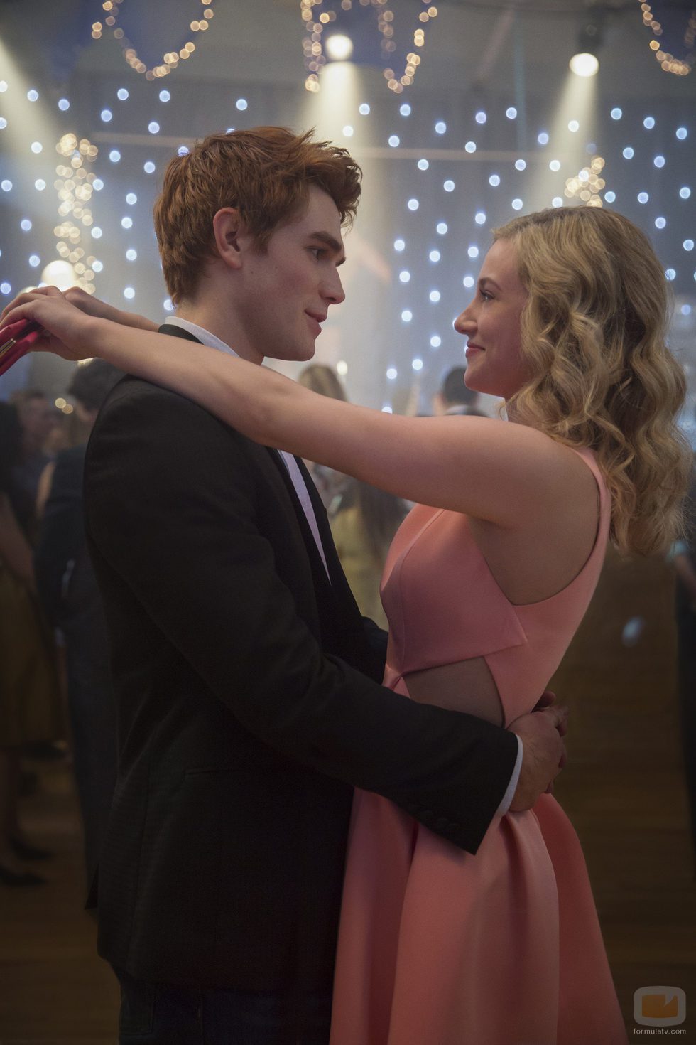 K.J. Apa bailando junto a Lili Reinhart en 'Riverdale