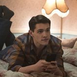 Casey Cott móvil en mano, en 'Riverdale'