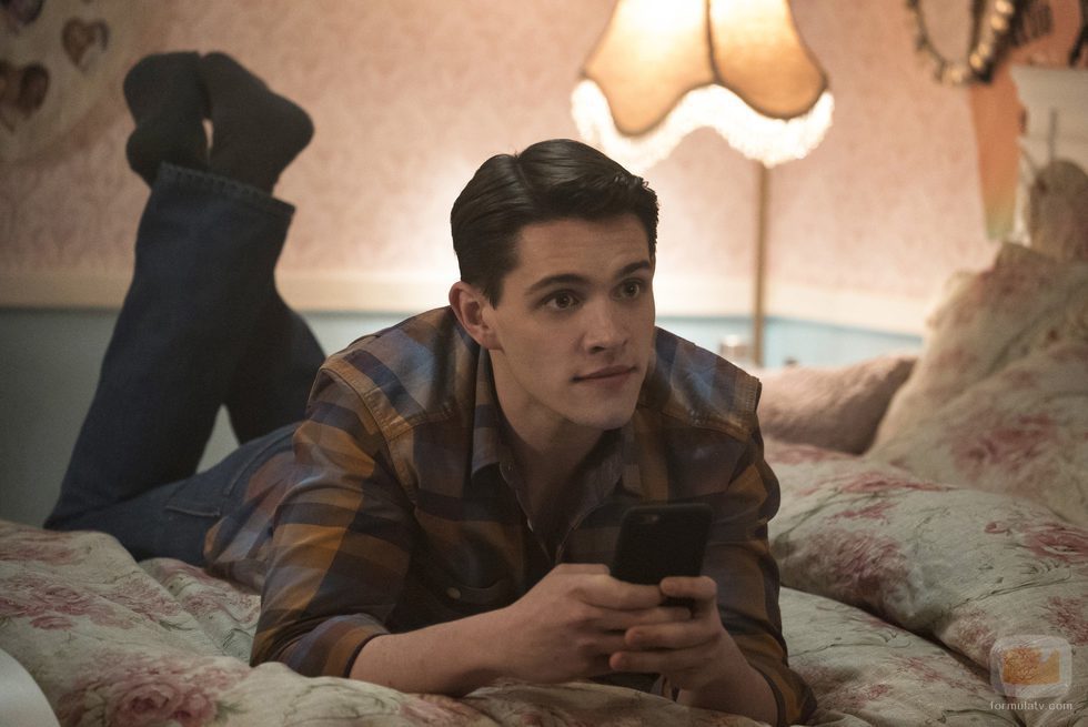 Casey Cott móvil en mano, en 'Riverdale'