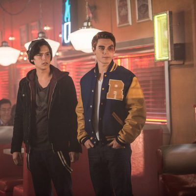 Cole Sprouse junto a un amoratado K.J. Apa en 'Riverdale'