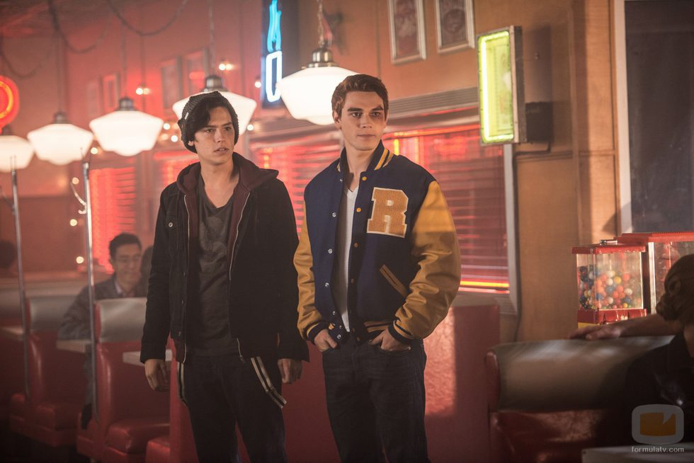 Cole Sprouse junto a un amoratado K.J. Apa en 'Riverdale'