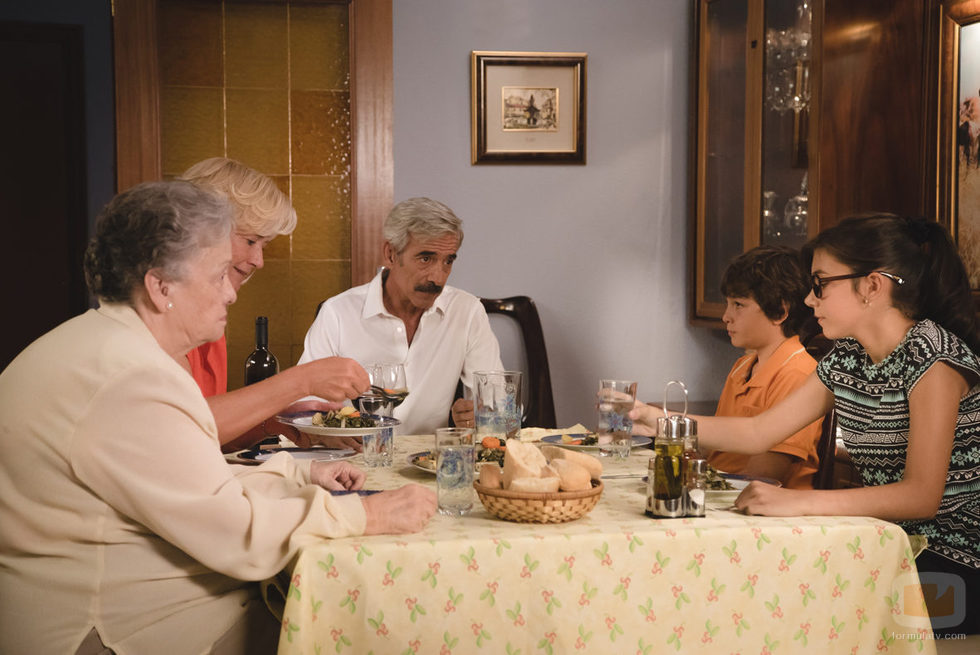 La familia Alcántara durante el tercer capítulo de la decimoctava temporada de 'Cuéntame cómo pasó'
