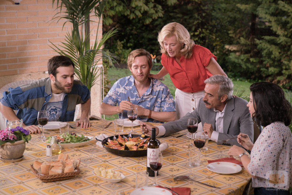 Ana Duato y su familia disfrutan de una paella en el capítulo tercero de la temporada 18 de 'Cuéntame cómo pasó'