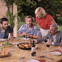 Ana Duato y su familia disfrutan de una paella en el capítulo tercero de la temporada 18 de 'Cuéntame cómo pasó'