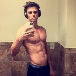 Nathaniel Buzolic ('Crónicas Vampíricas') sin camiseta