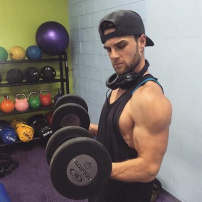 El actor de 'Crónicas Vampíricas' Nathaniel Buzolic saca músculo en el gimnasio