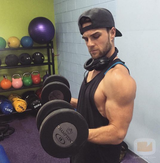 El actor de 'Crónicas Vampíricas' Nathaniel Buzolic saca músculo en el gimnasio 