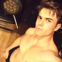 Nathaniel Buzolic, conocido por su papel en 'Crónicas Vampíricas', mostrando sus dotes culinarias