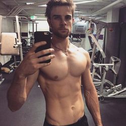 Nathaniel Buzolic ('Crónicas Vampíricas') luciendo su cuerpazo