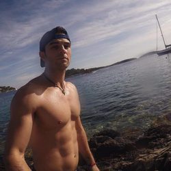 El actor Nathaniel Buzolic ('Crónicas Vampíricas') sin camiseta dándose un chapuzón en el mar