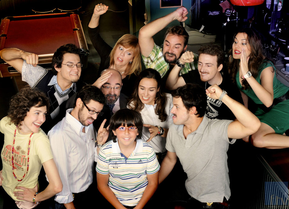 El reparto de 'Hermanos y detectives' intenta agredir a Rodrigo Noya