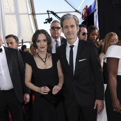 Winona Ryder ('Stranger Things') y su pareja en la alfombra roja de los SAG Awards 2017