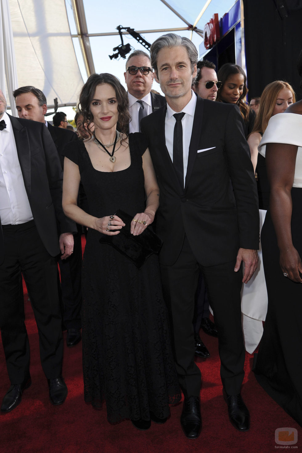 Winona Ryder ('Stranger Things') y su pareja en la alfombra roja de los SAG Awards 2017