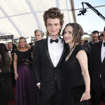 Winona Ryder y Charlie Heaton ('Stranger Things') en la alfombra roja de los SAG Awards 2017