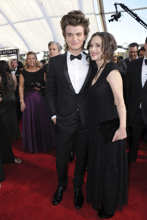Winona Ryder y Charlie Heaton ('Stranger Things') en la alfombra roja de los SAG Awards 2017