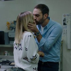 Jon Plazaola y María León se besan en la tercera temporada de 'Allí abajo'