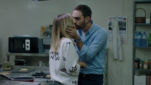 Jon Plazaola y María León se besan en la tercera temporada de 'Allí abajo'