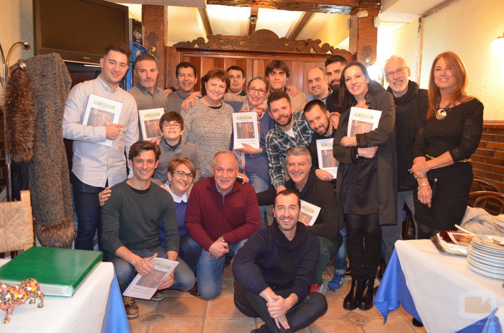 Varios fans de 'El súper' realizaron una cena con los actores de la serie