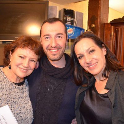 Natalia Millán y Paca Gabaldón ('El súper') con un fan en el reencuentro de la serie