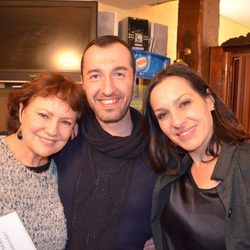 Natalia Millán y Paca Gabaldón ('El súper') con un fan en el reencuentro de la serie