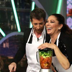 Isabel Pantoja cocinando en 'El Hormiguero' junto con Pablo Motos