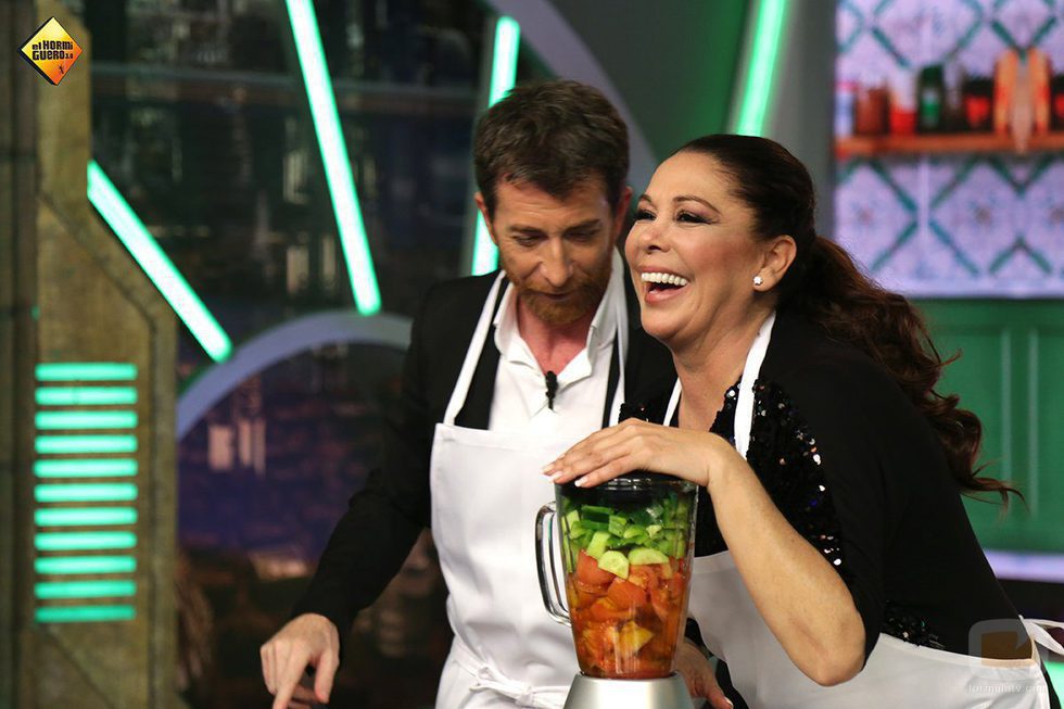 Isabel Pantoja cocinando en 'El Hormiguero' junto con Pablo Motos