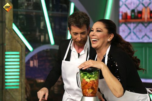 Isabel Pantoja cocinando en 'El Hormiguero' junto con Pablo Motos