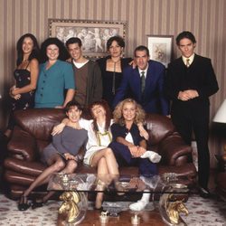 Varios de los actores de 'El súper' posan para la promoción de la serie