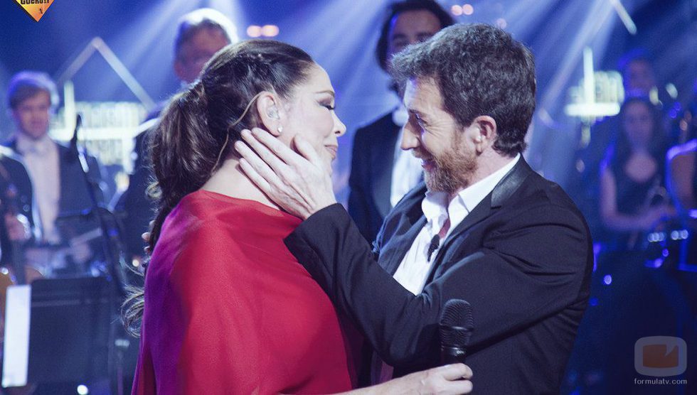 Pablo Motos abrazando a Isabel Pantoja en 'El Hormiguero'