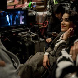 Macarena García, sonriente, en el rodaje de la tercera temporada de 'El Ministerio del Tiempo'
