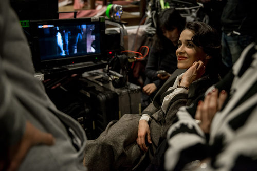 Macarena García, sonriente, en el rodaje de la tercera temporada de 'El Ministerio del Tiempo'