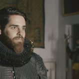 Adrián Castiñeidas como Felipe II en el tercer episodio de 'Reinas'