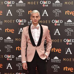 Eduardo Casanova, de rosa en la alfombra roja de los Goya 2017