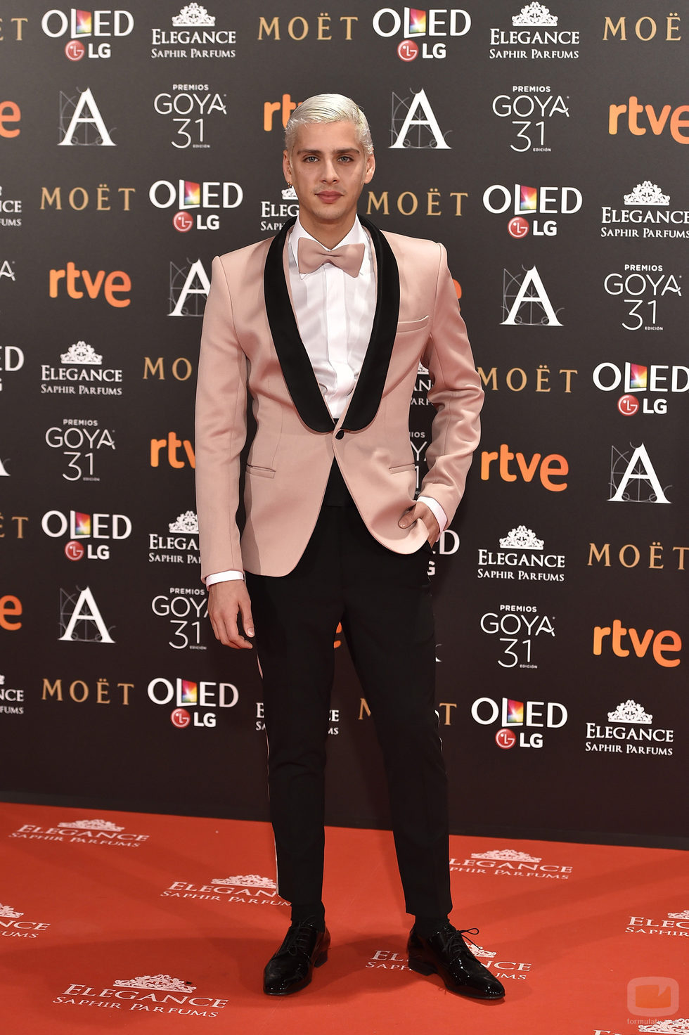 Eduardo Casanova, de rosa en la alfombra roja de los Goya 2017