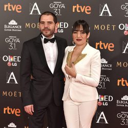 Candela Peña y su novio en los Premios Goya 2017