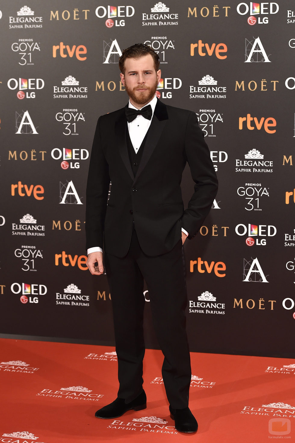 Álvaro Cervantes en la alfombra roja de los Goya 2017