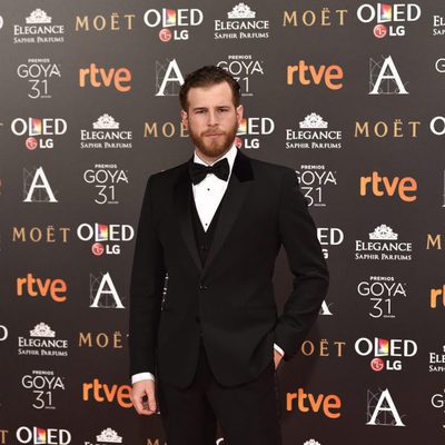 Álvaro Cervantes en la alfombra roja de los Goya 2017