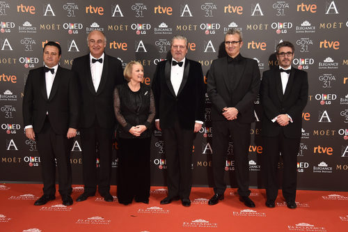 Yvonne Blake, Mariano Barroso e Íñigo Méndez de Vigo en la alfombra roja de los Premios Goya 2017