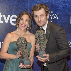 Raúl Arévalo y Beatriz Bodegas, director y productora de "Tarde para la ira" en los Goya 2017