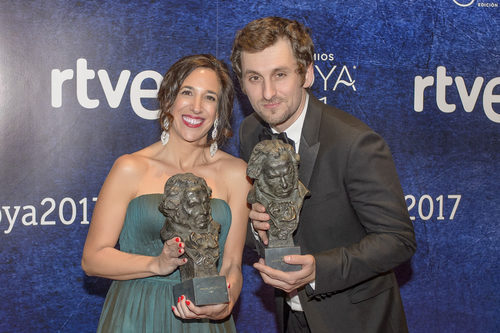 Raúl Arévalo y Beatriz Bodegas, director y productora de "Tarde para la ira" en los Goya 2017